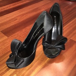 Black Large bow dress pumps